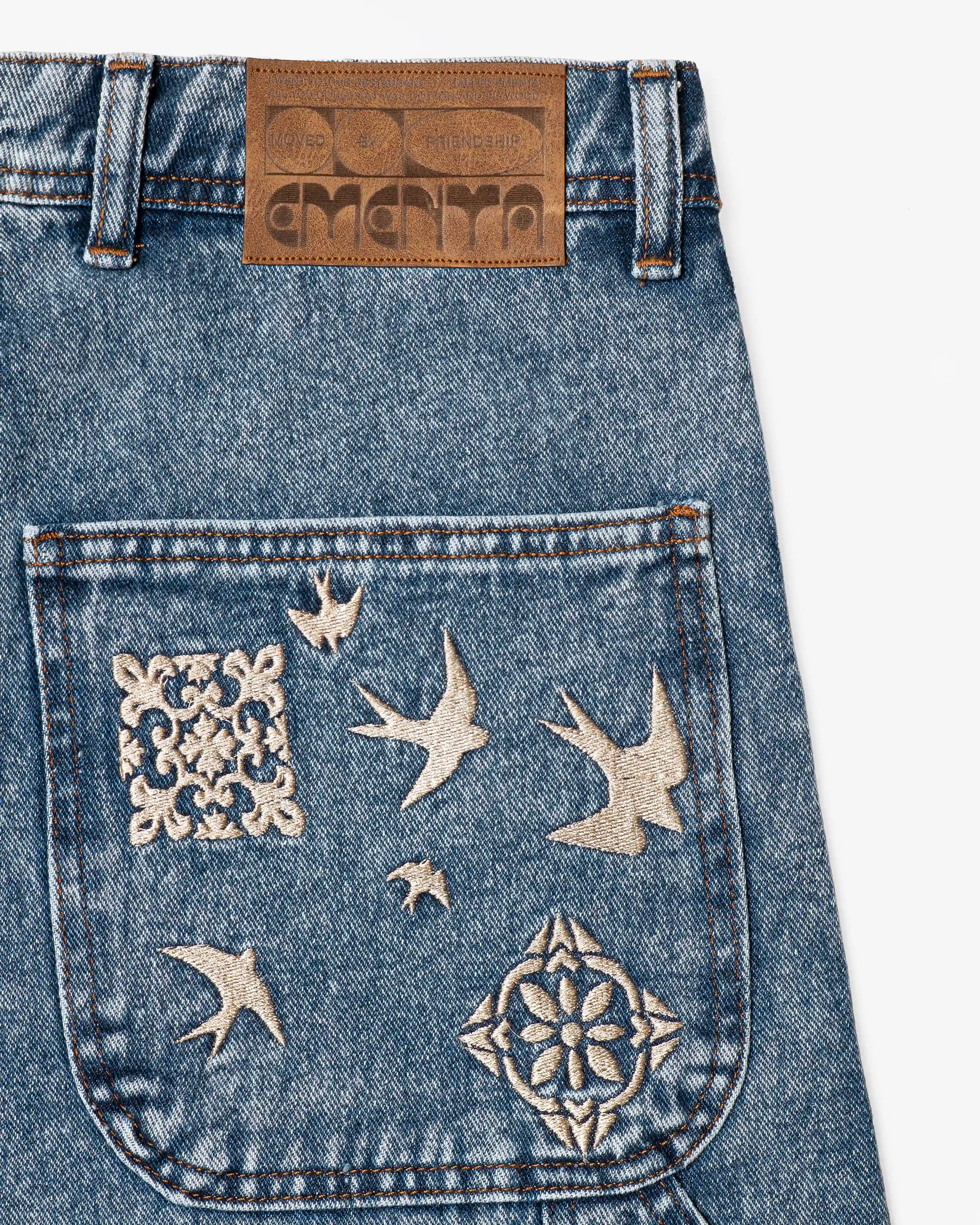 100% Cotton denim
Blue fade out wash
Embroidered Lisbon's tiles and swallows on back pocket and front leg
2 angled front pockets with classic coin pocket
2 back patch pockets featuring decorative embroidery
2 side utility pockets with reinforced panel construction
Relaxed, knee-length fit with wide leg opening
Branded EMENTA patch on rear waistband
Made in Portugal