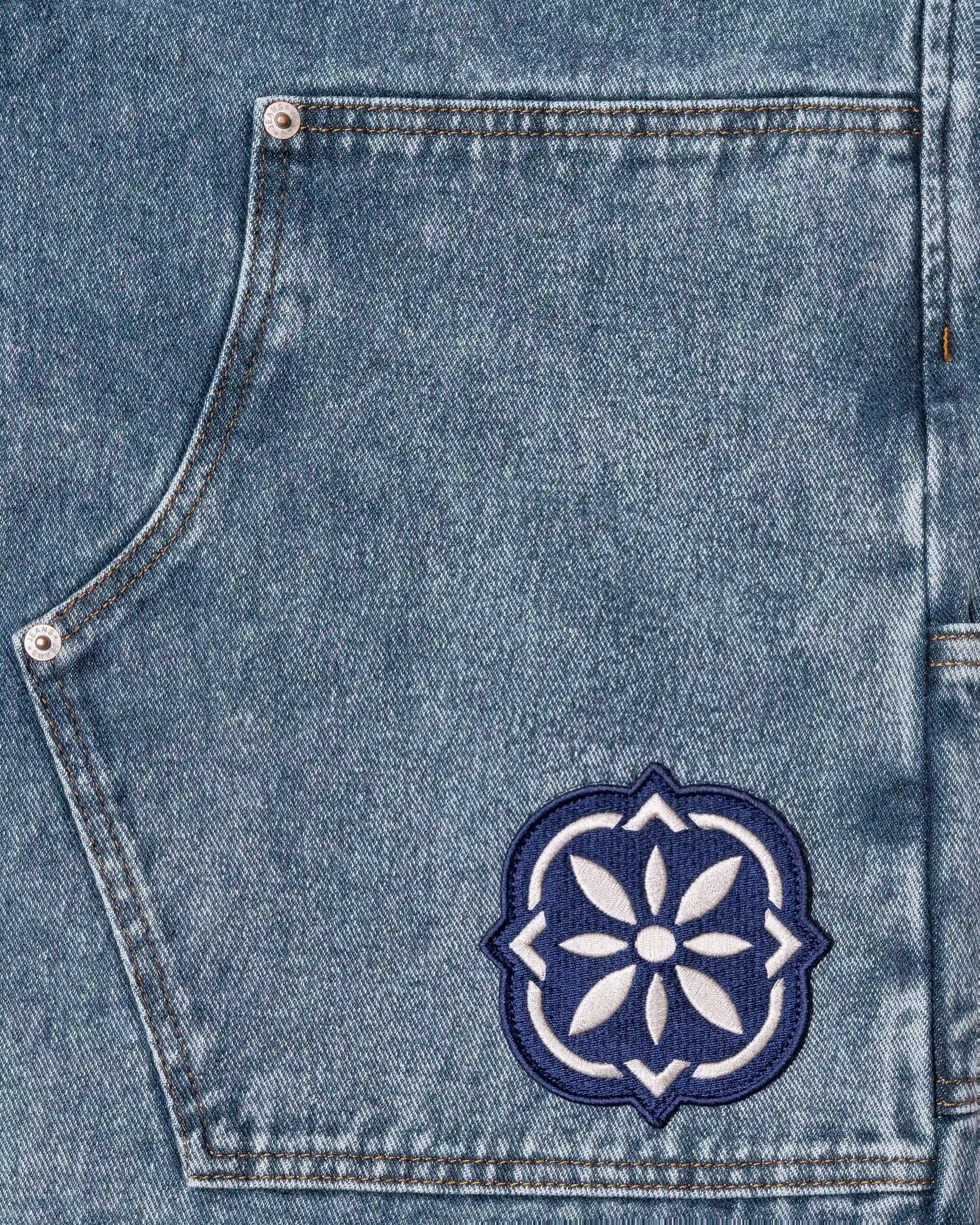 100% Cotton denim
Blue fade out wash
Embroidered Lisbon's tiles and swallows on back pocket and front leg
2 angled front pockets with classic coin pocket
2 back patch pockets featuring decorative embroidery
2 side utility pockets with reinforced panel construction
Relaxed, knee-length fit with wide leg opening
Branded EMENTA patch on rear waistband
Made in Portugal