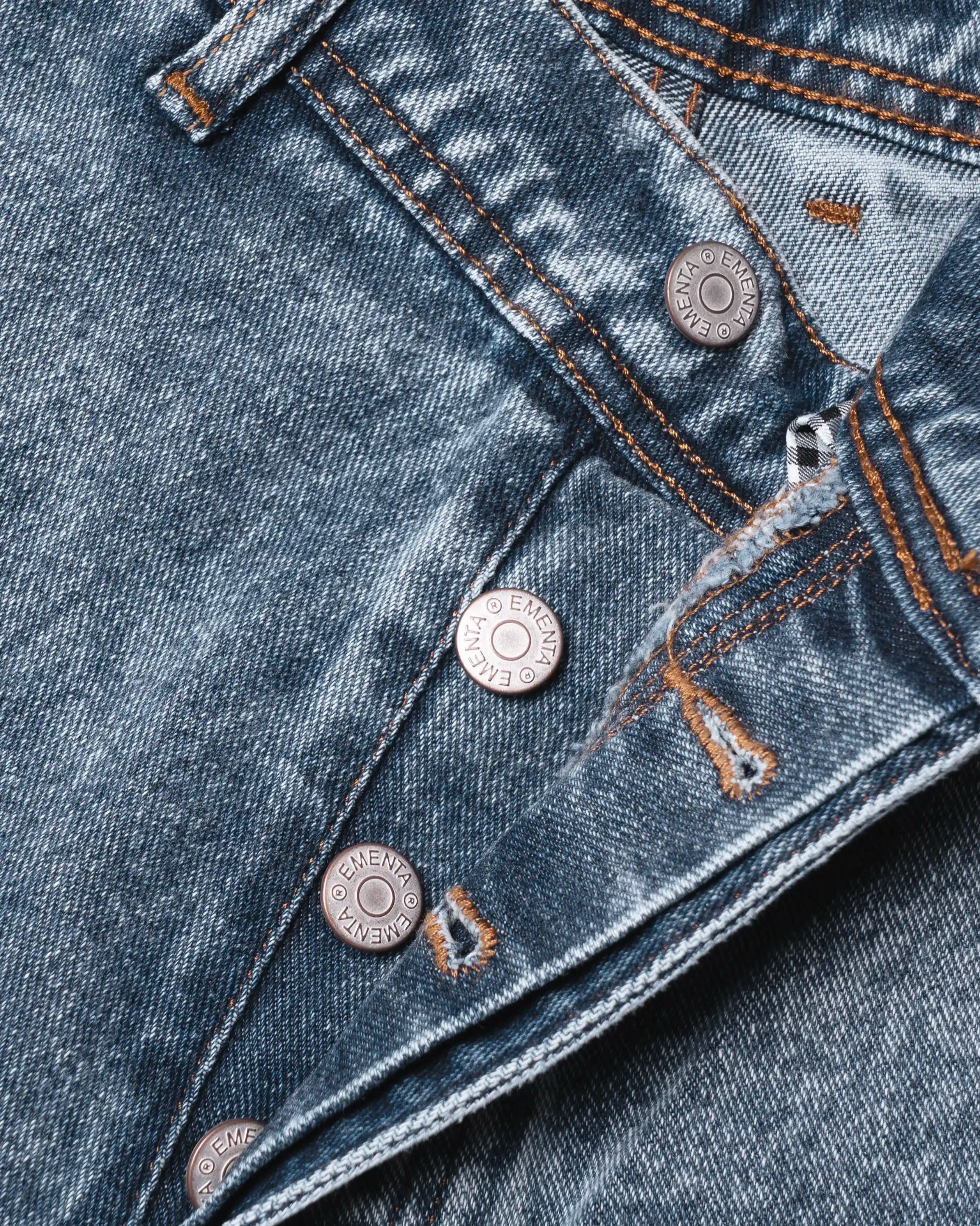 100% Cotton denim
Blue fade out wash
Embroidered Lisbon's tiles and swallows on back pocket and front leg
2 angled front pockets with classic coin pocket
2 back patch pockets featuring decorative embroidery
2 side utility pockets with reinforced panel construction
Relaxed, knee-length fit with wide leg opening
Branded EMENTA patch on rear waistband
Made in Portugal