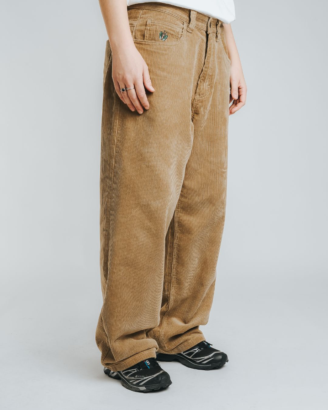 Artist Edition
100% cotton corduroy material
Baggy fit with a slightly tapered leg
Embroidery design on the front pocket
Bebucho design on the back pocket
Classic five-pocket construction
Belt loops with button closure and zip fly
Reinforced stitching for durability