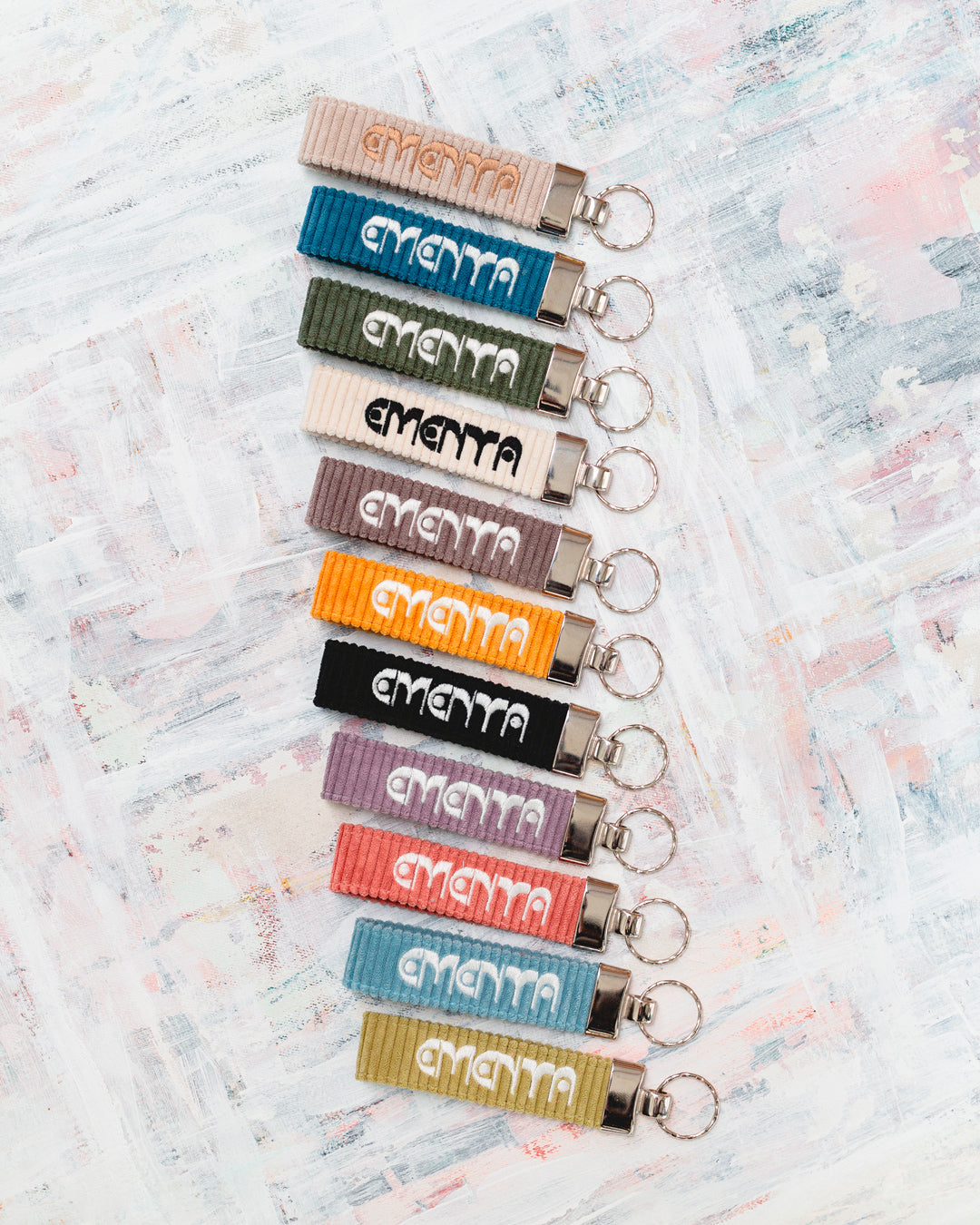 A corduroy keychain with the Ementa Dots logo in a metal finish.


Comes with a sturdy key ring.&nbsp;


Simple, durable, and easy to carry.

The corduroy band measures 10,5cm in width and 2,5cm in length.