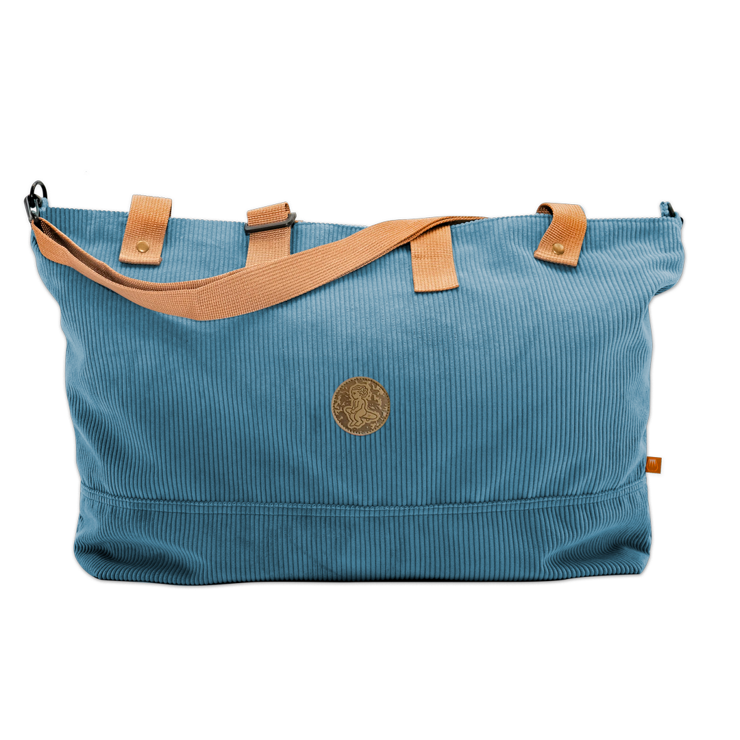 Built for both short trips and daily use, this 40L bag is crafted from durable, water-repellent corduroy to handle whatever the day brings. Measuring 62 x 40 cm, it offers plenty of space while staying within airline cabin limits, making it the perfect carry-on. Adjustable straps ensure a comfortable fit, and a small inner pocket keeps essentials within reach. Handmade in Portugal.